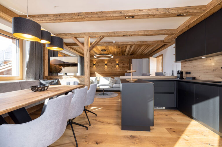 Deluxe Mountain View Apartment